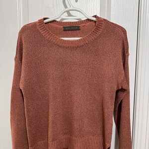 Ribbed crew neck sweater with side slits